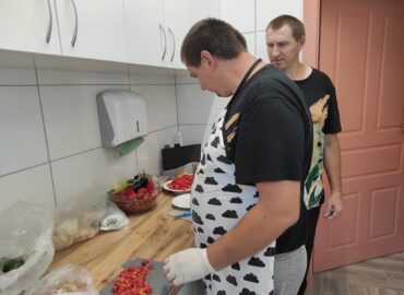 Wspólnie z uczestnikami dziennego pobytu ugotowaliśmy Leczo