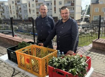 Stoisko z warzywami z ogrodu warzywnego w Blunakach